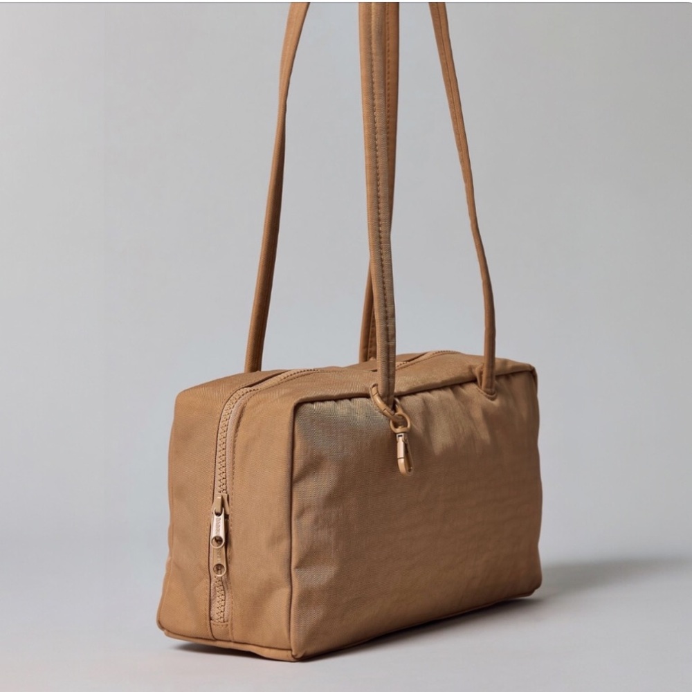 BAGGU Nylon Bowler Bag In Desert Apricot (UO Exclusive) - Picture 4 of 9
